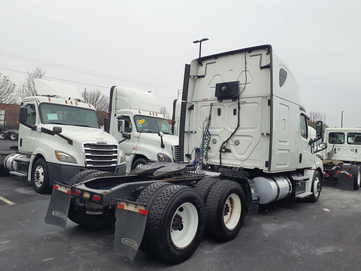 2019 Freightliner Cascadia - image 4