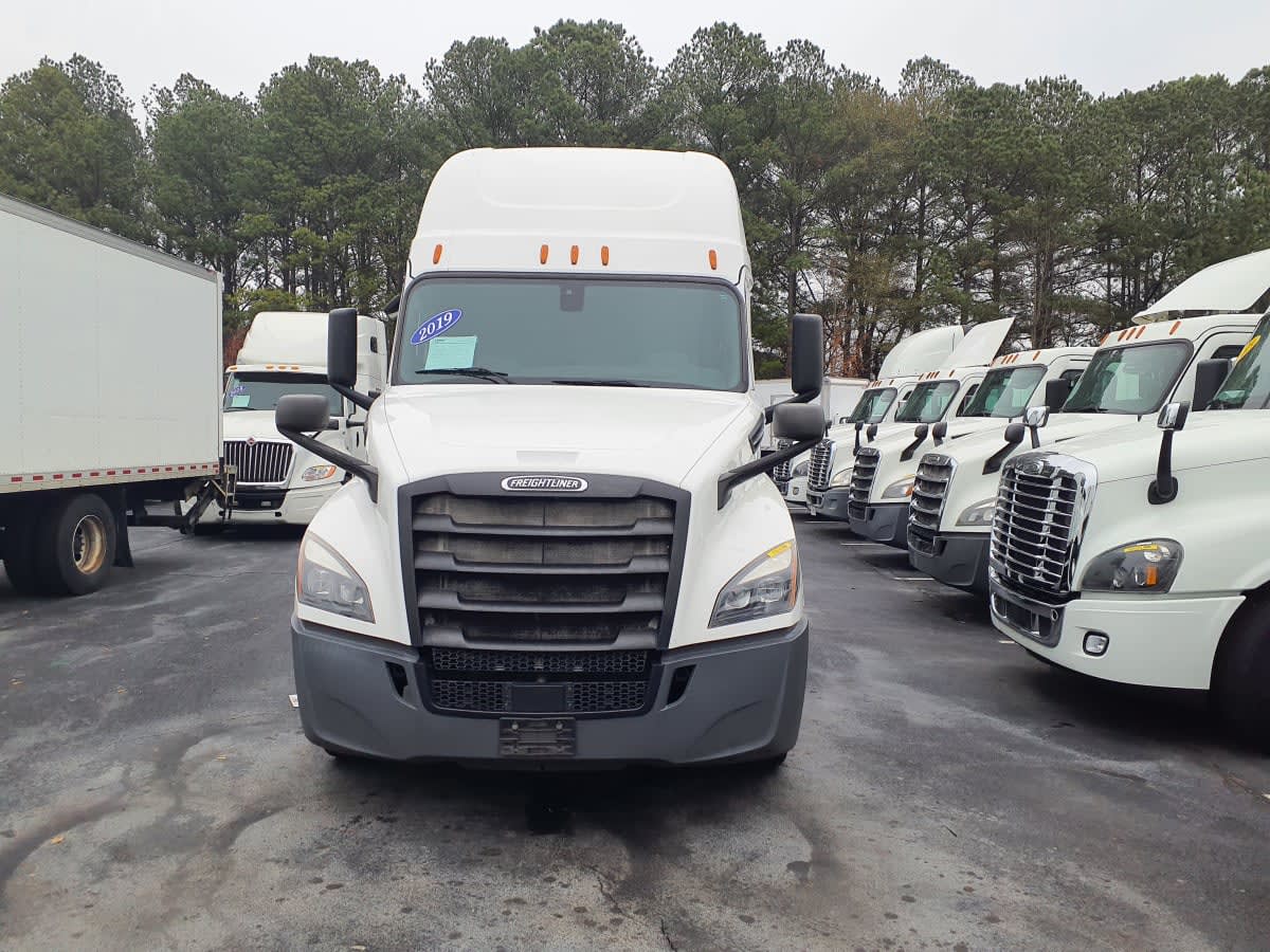 2019 Freightliner Cascadia - image 2
