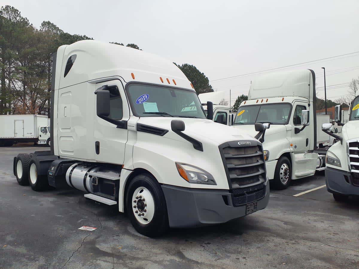 2019 Freightliner Cascadia - image 1