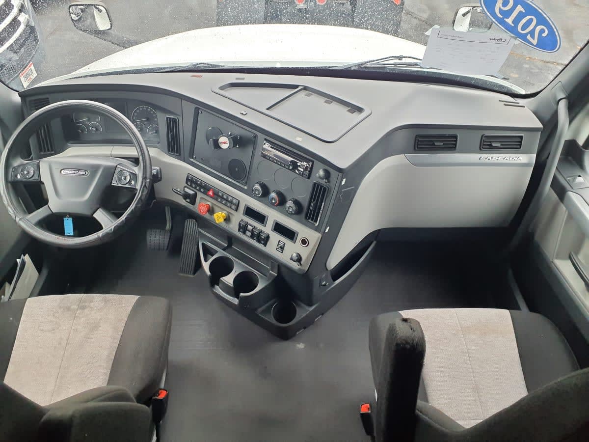 2019 Freightliner Cascadia - image 7