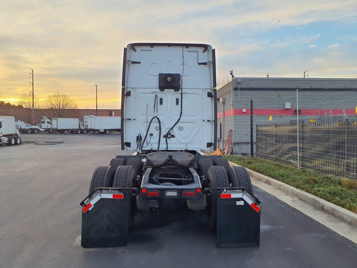 2019 Freightliner Cascadia - image 5