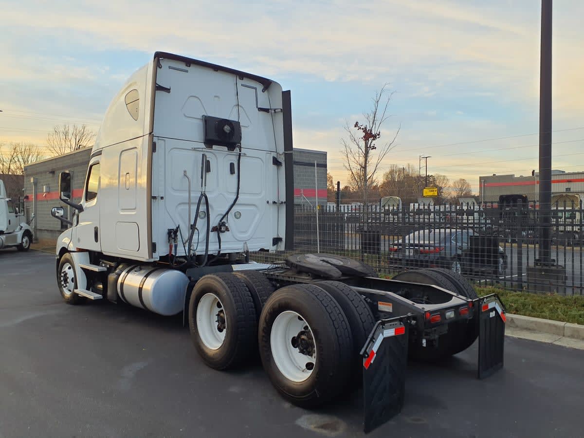 2019 Freightliner Cascadia - image 4