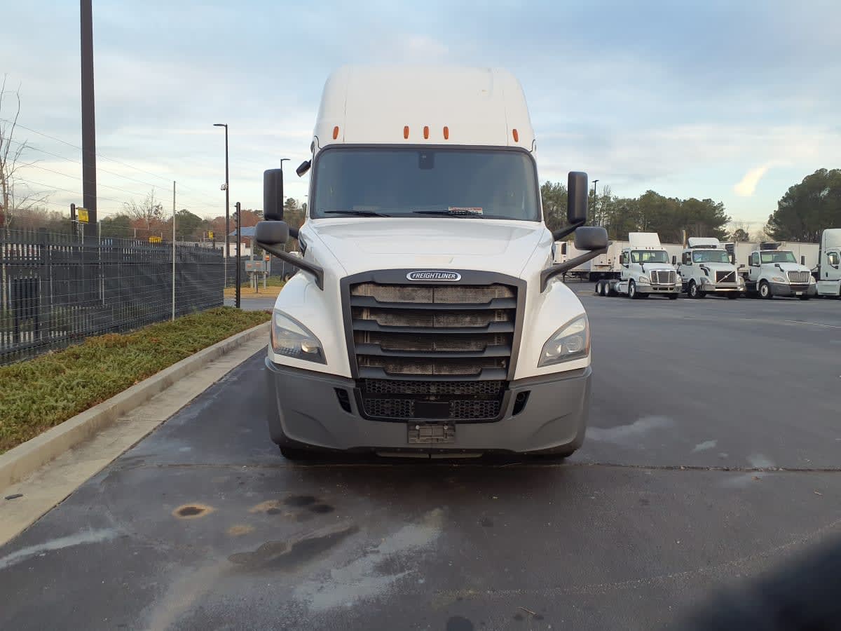 2019 Freightliner Cascadia - image 2