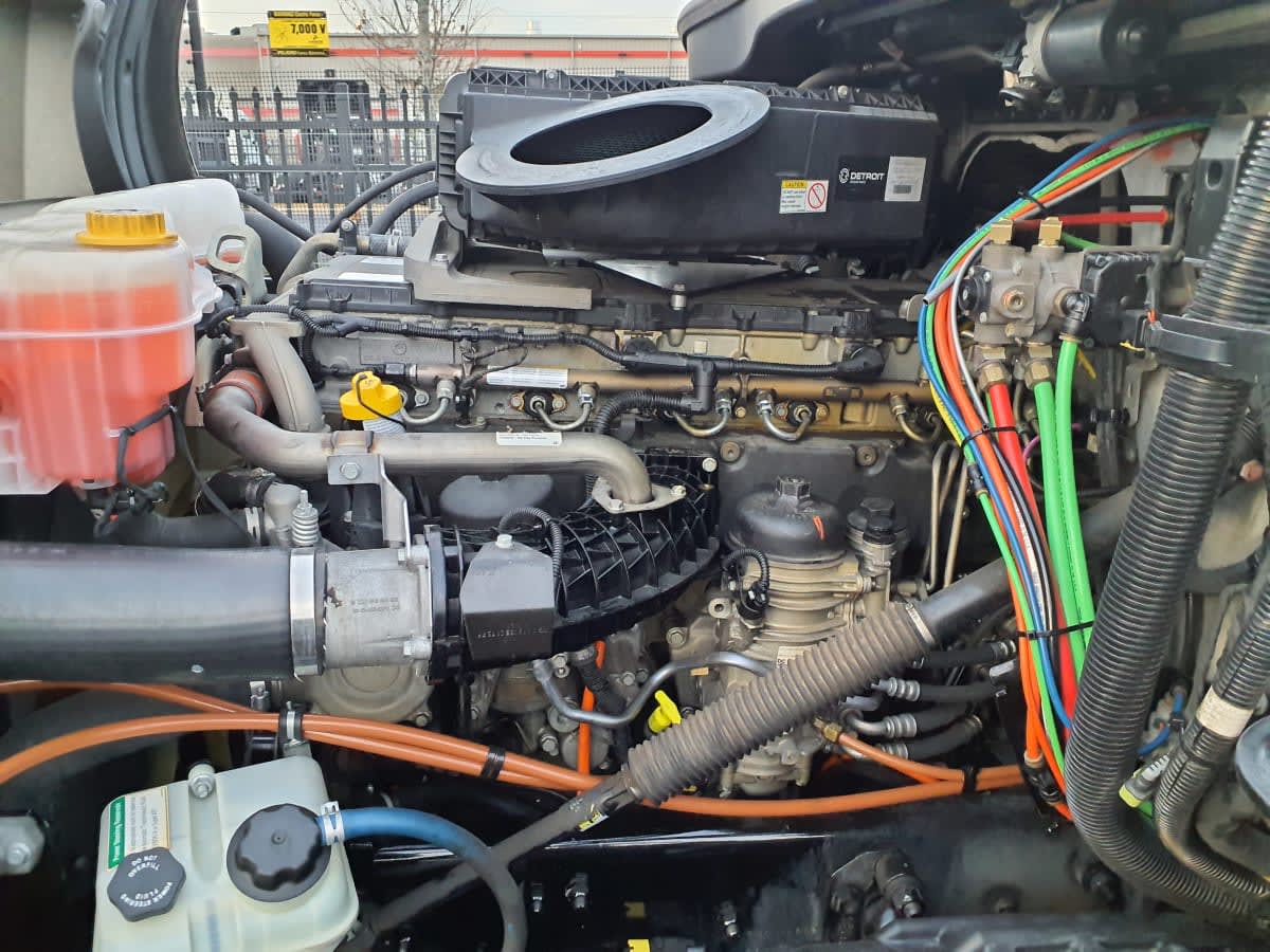 2019 Freightliner Cascadia - image 9