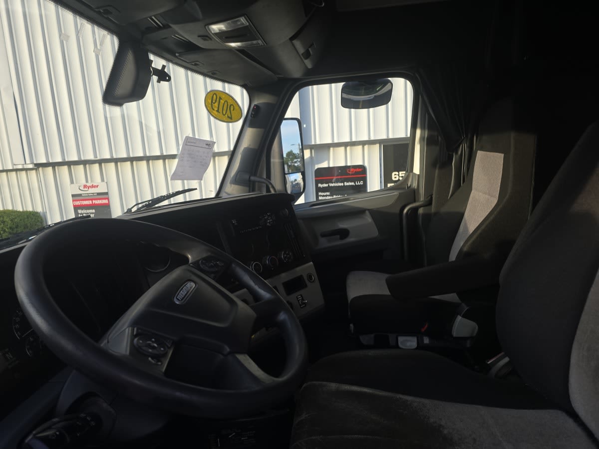 2019 Freightliner Cascadia in Doraville, GA — photo 7