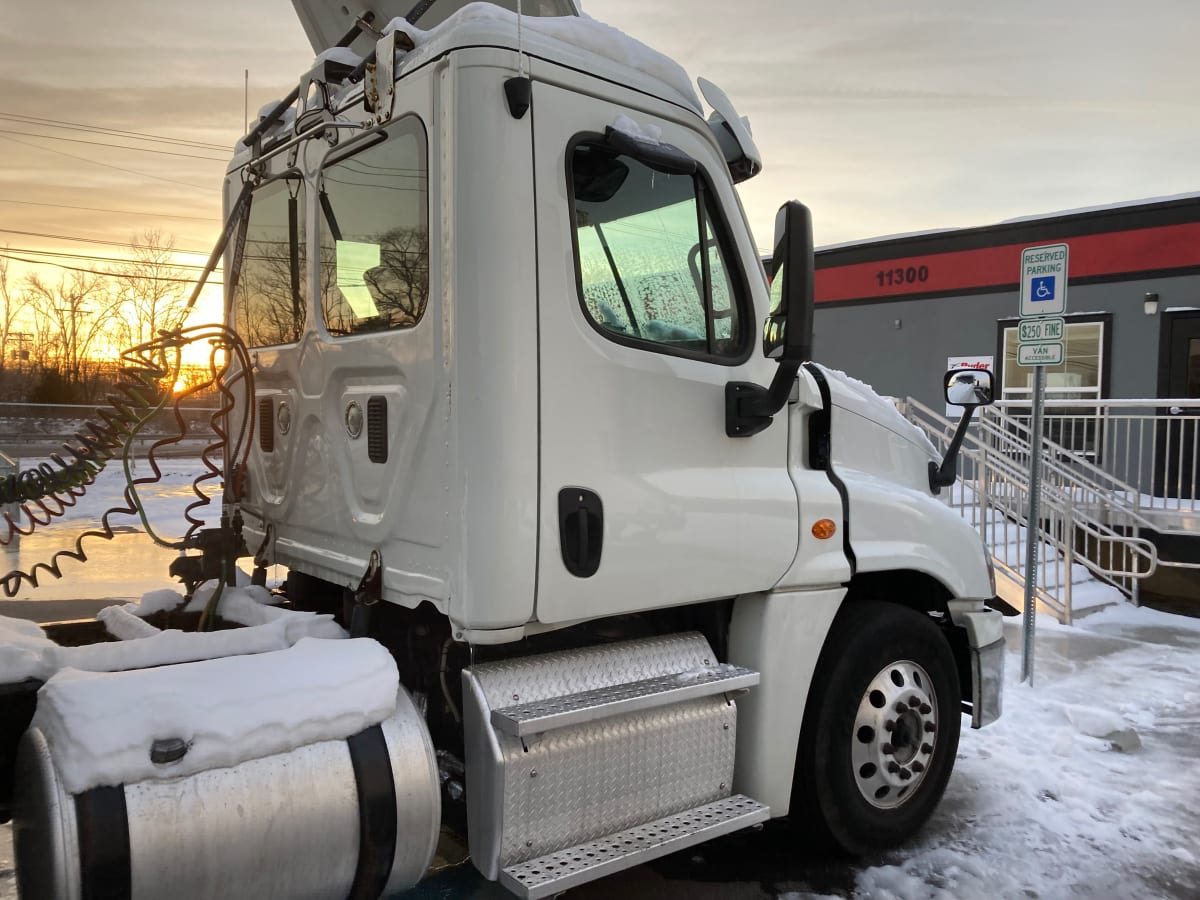 2015 Freightliner/Mercedes CASCADIA 125 580104