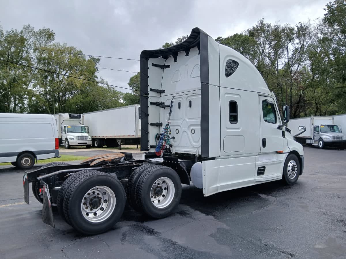 2022 Freightliner Cascadia in Jacksonville, FL — photo 4