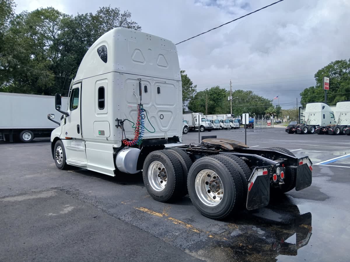 2022 Freightliner Cascadia in Jacksonville, FL — photo 6