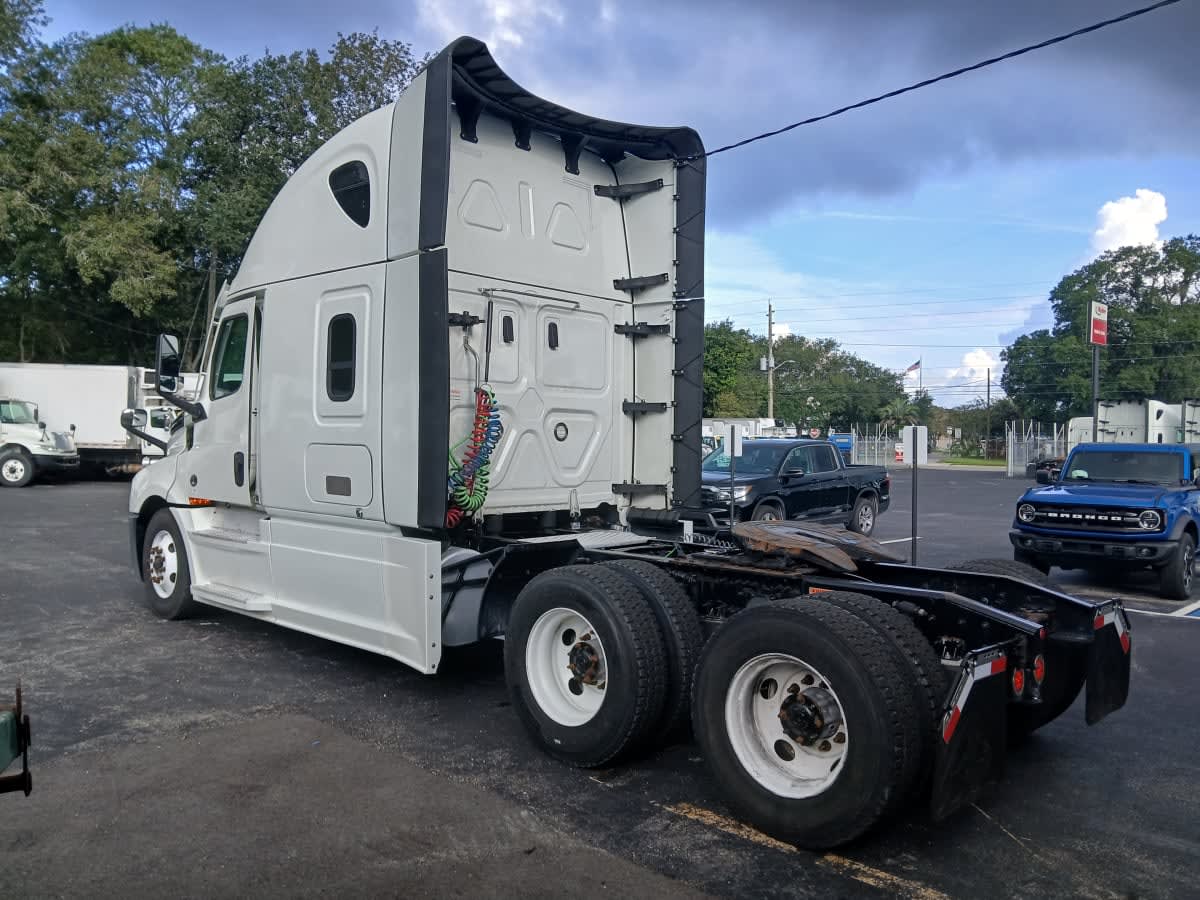 2022 Freightliner Cascadia in Jacksonville, FL — photo 6