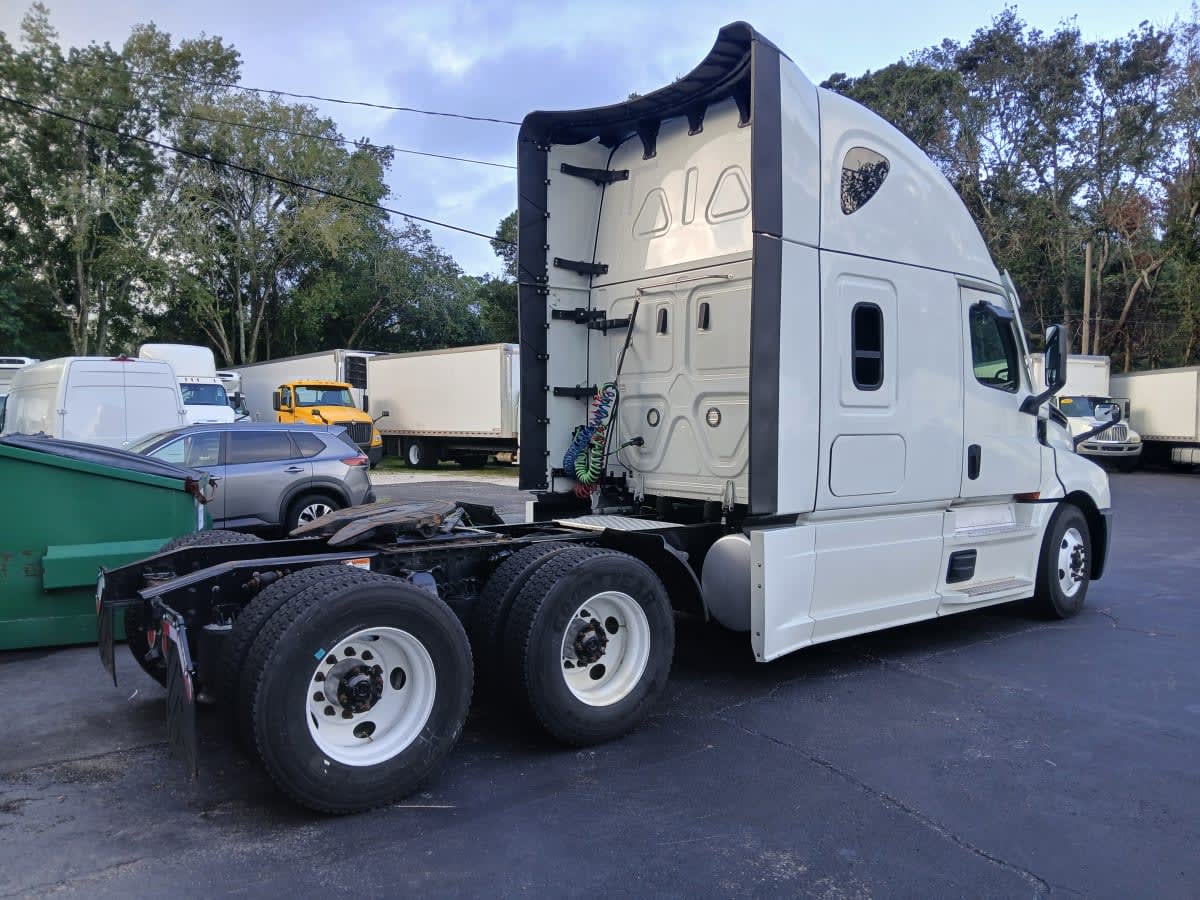 2022 Freightliner Cascadia in Jacksonville, FL — photo 4