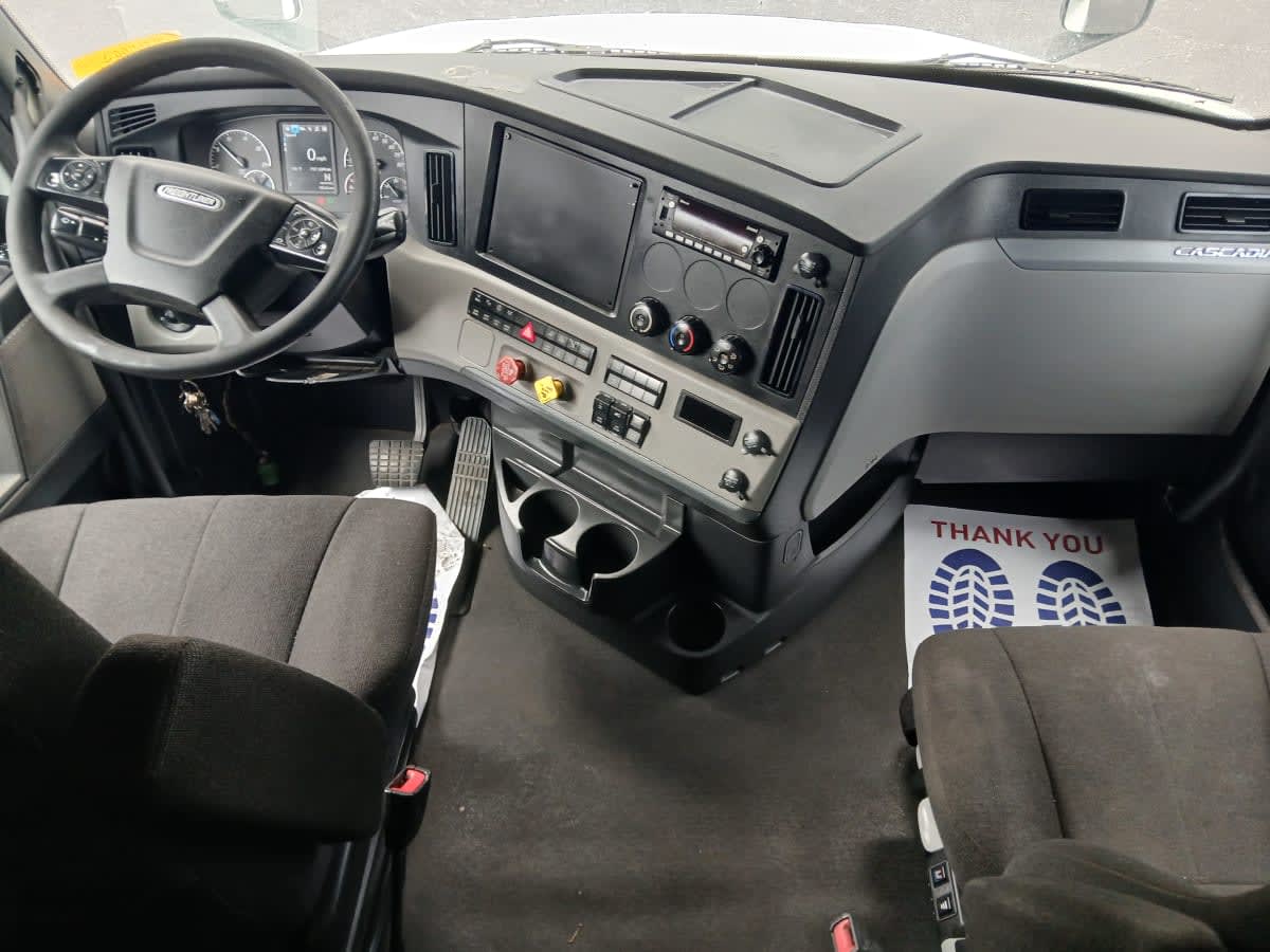 2022 Freightliner Cascadia in Jacksonville, FL — photo 7