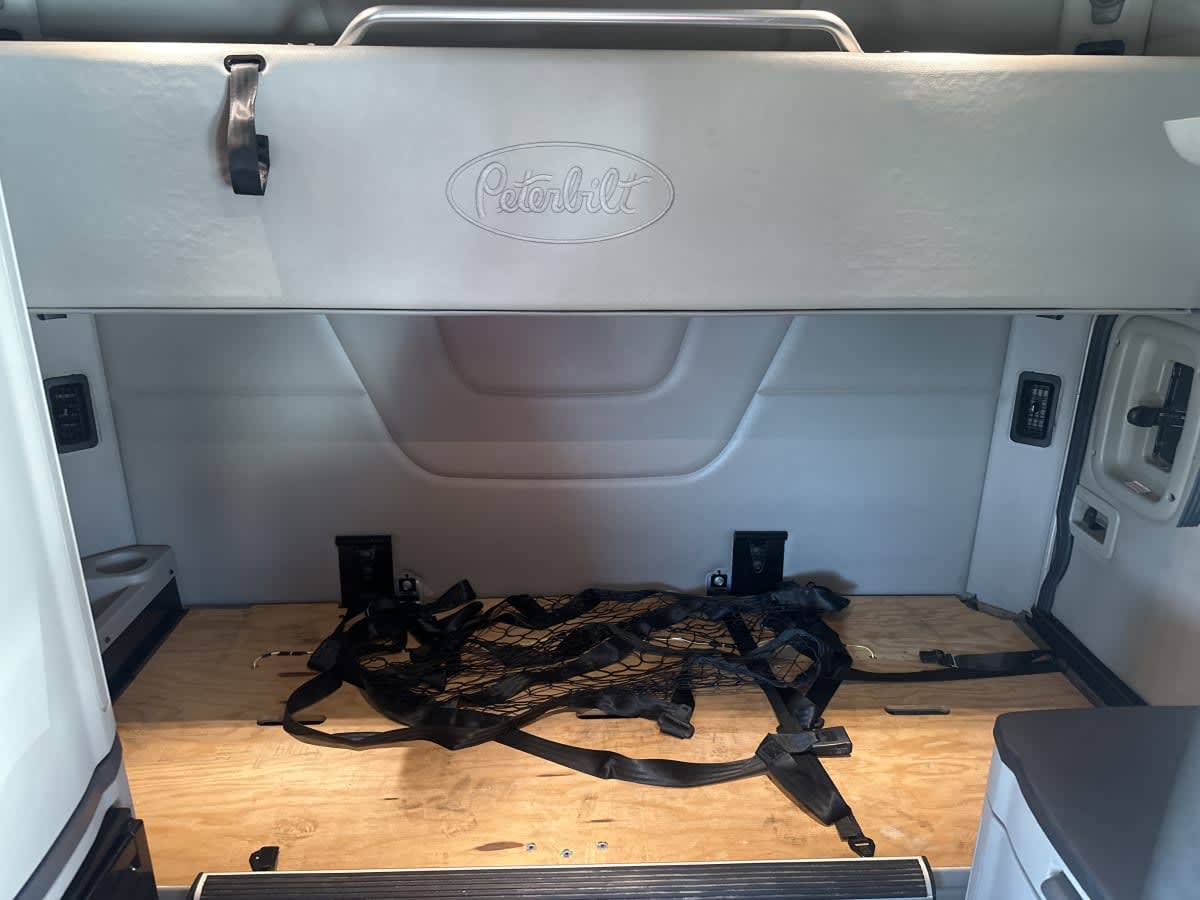 2020 Peterbilt 579 581075