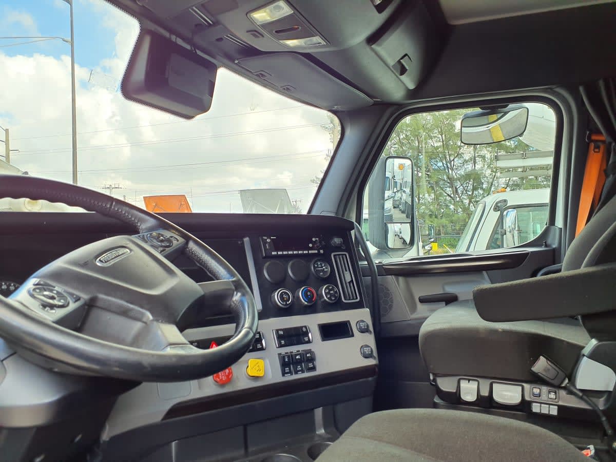 2022 Freightliner - image 7