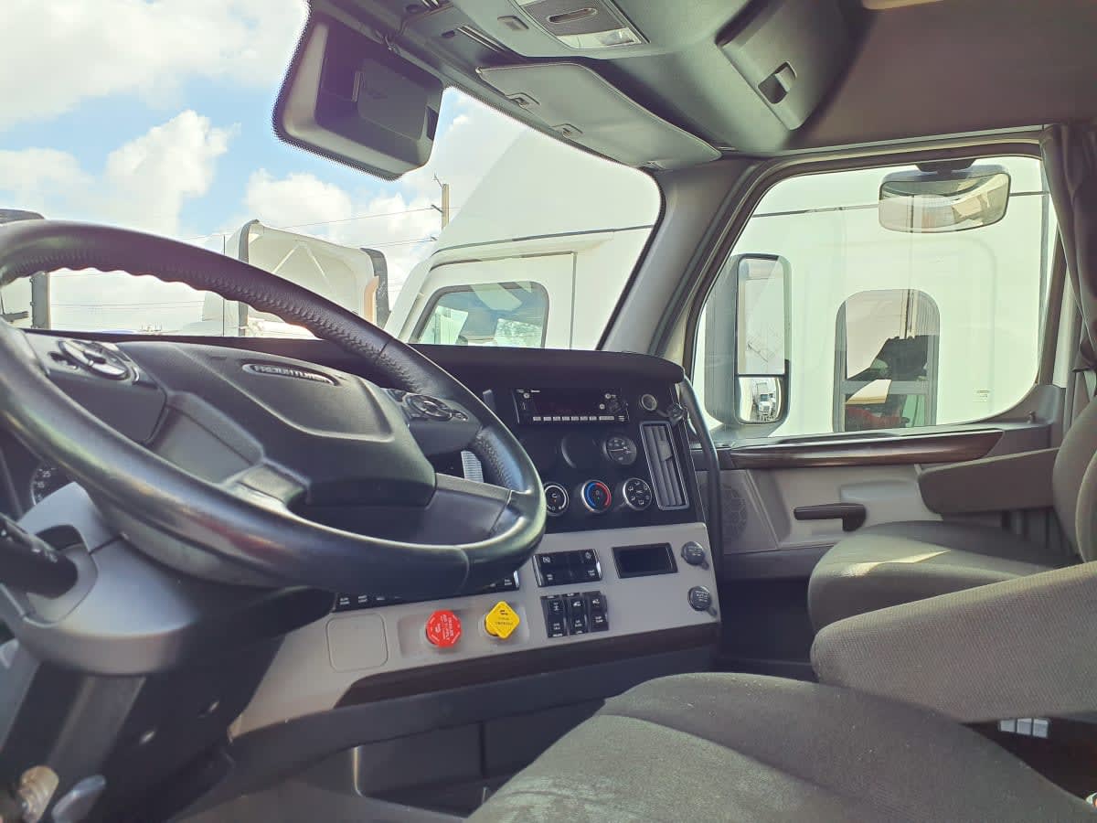 2022 Freightliner - image 7