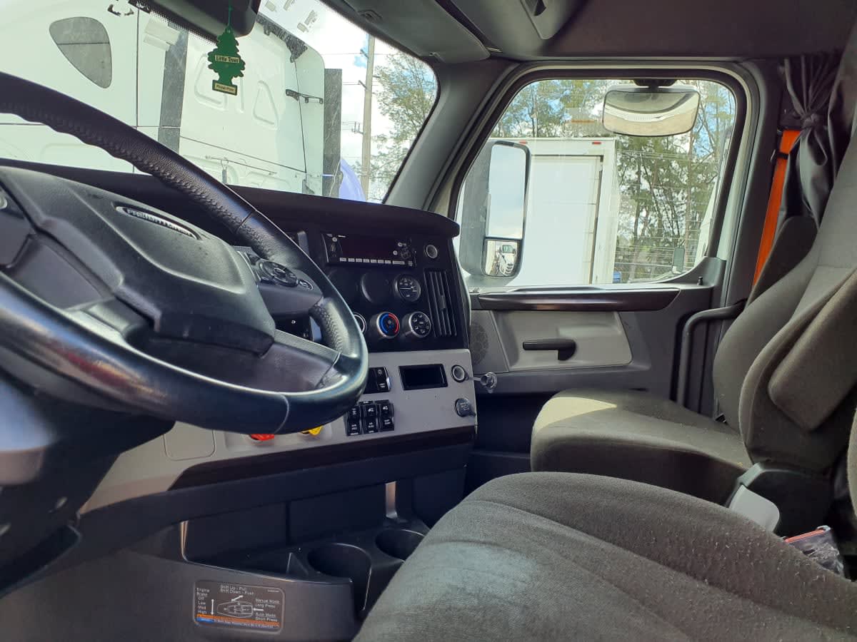 2022 Freightliner - image 7