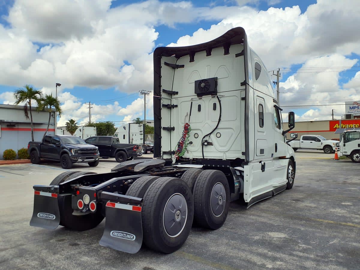 2022 Freightliner - image 4