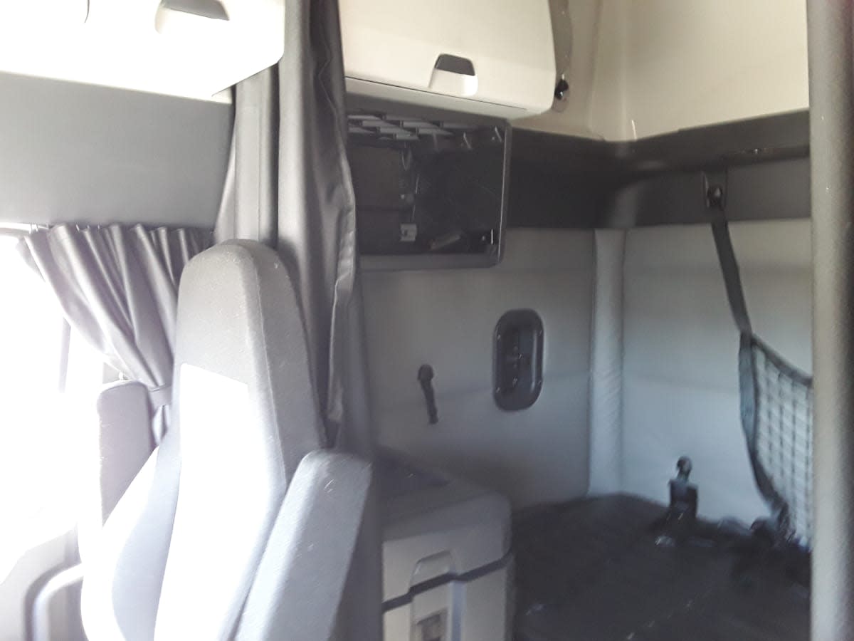 2018 Freightliner Cascadia - image 8