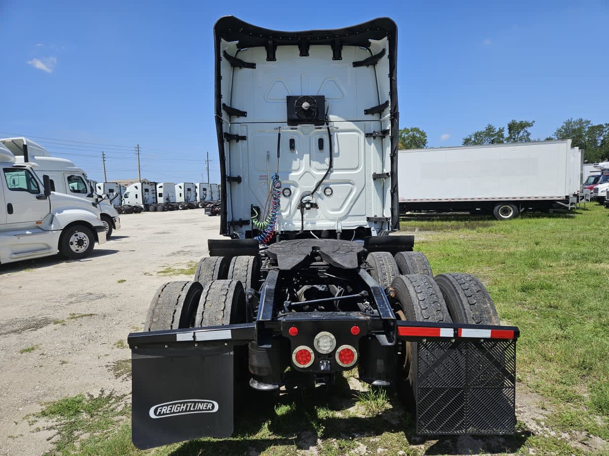 2022 Freightliner Cascadia in Orlando, FL — photo 5