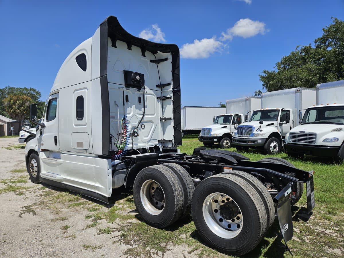 2022 Freightliner Cascadia in Orlando, FL — photo 6