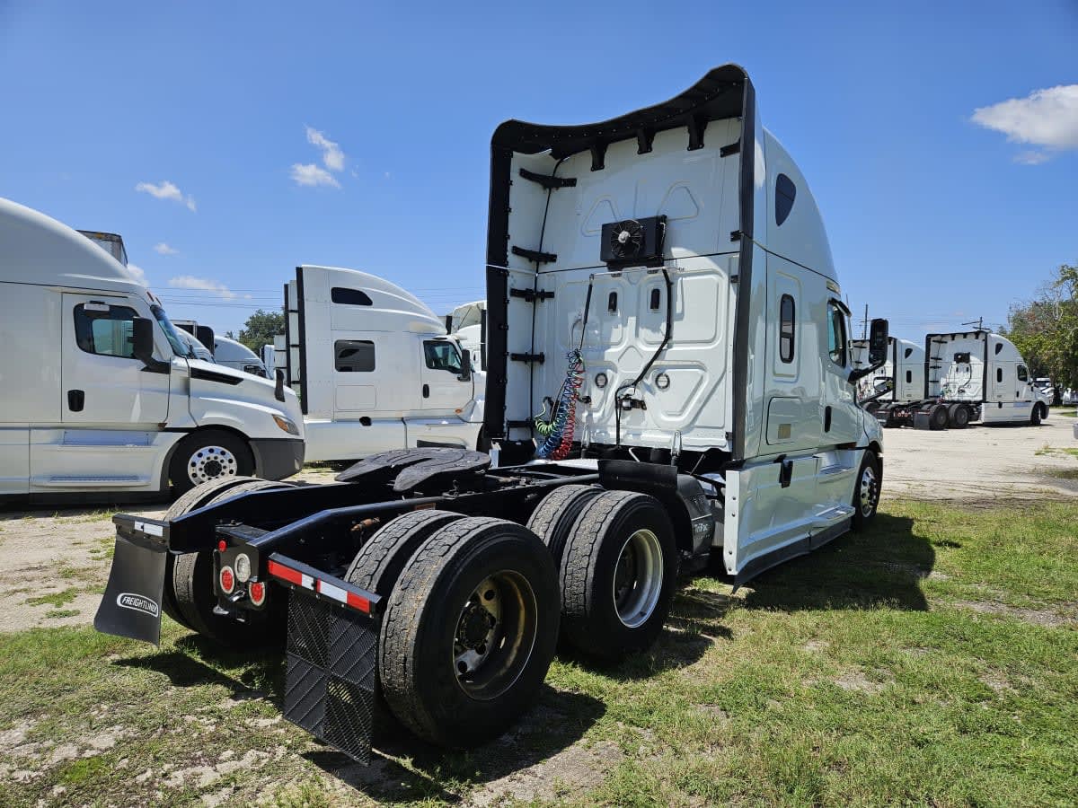 2022 Freightliner Cascadia in Orlando, FL — photo 4