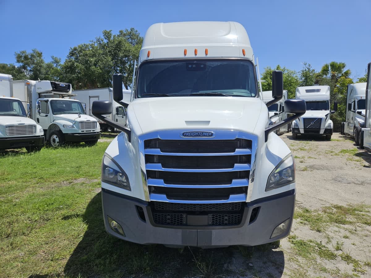 2022 Freightliner Cascadia in Orlando, FL — photo 2