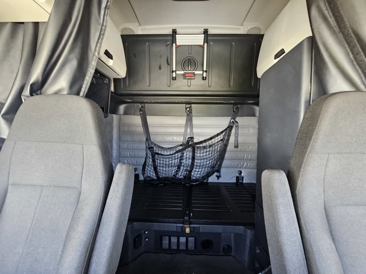 2022 Freightliner Cascadia in Orlando, FL — photo 8
