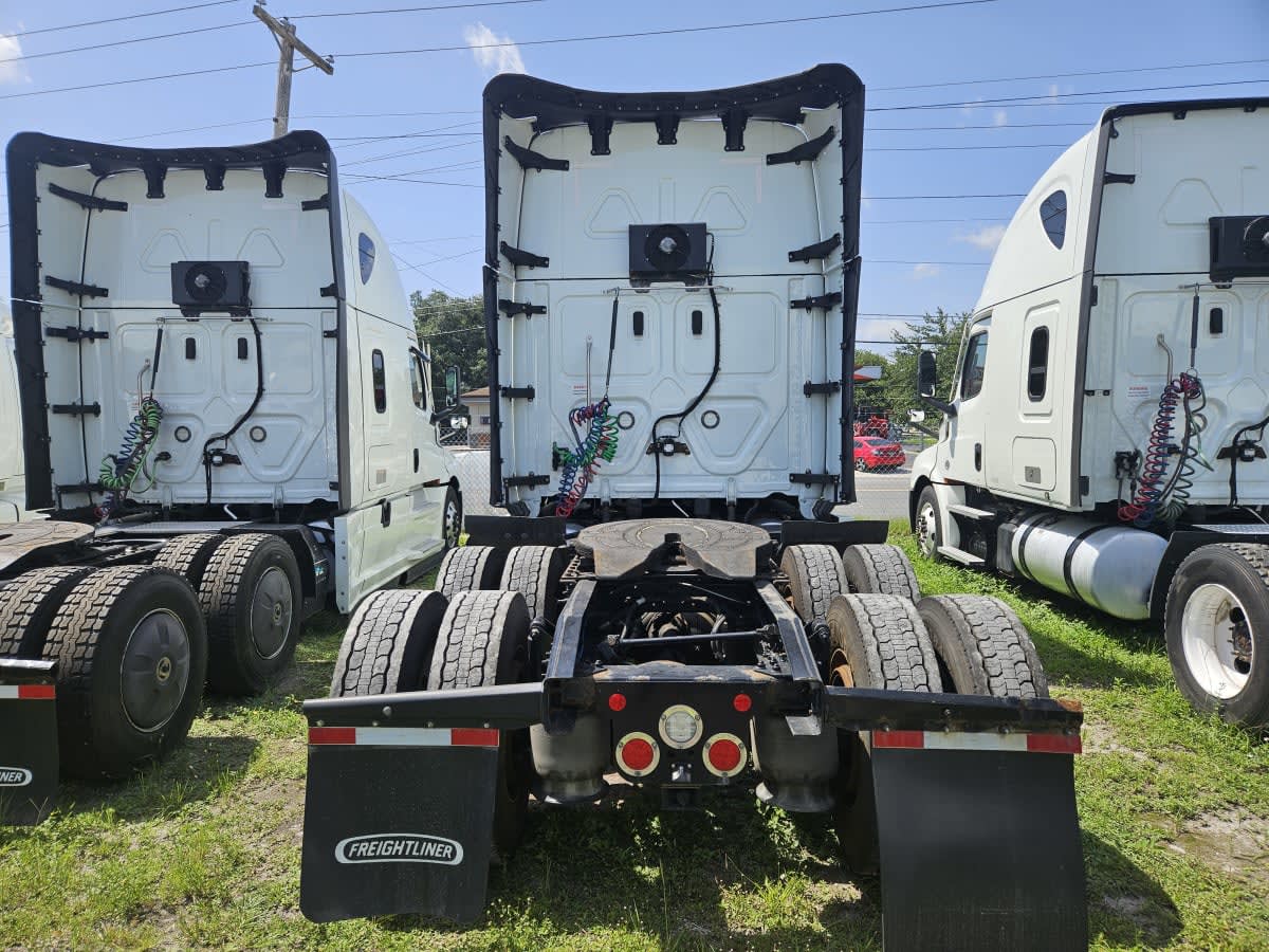 2022 Freightliner Cascadia in Orlando, FL — photo 5