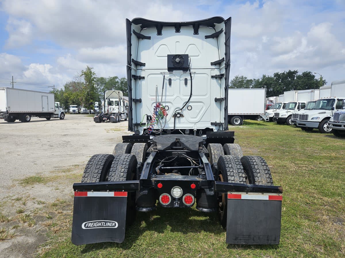 2022 Freightliner Cascadia in Orlando, FL — photo 5