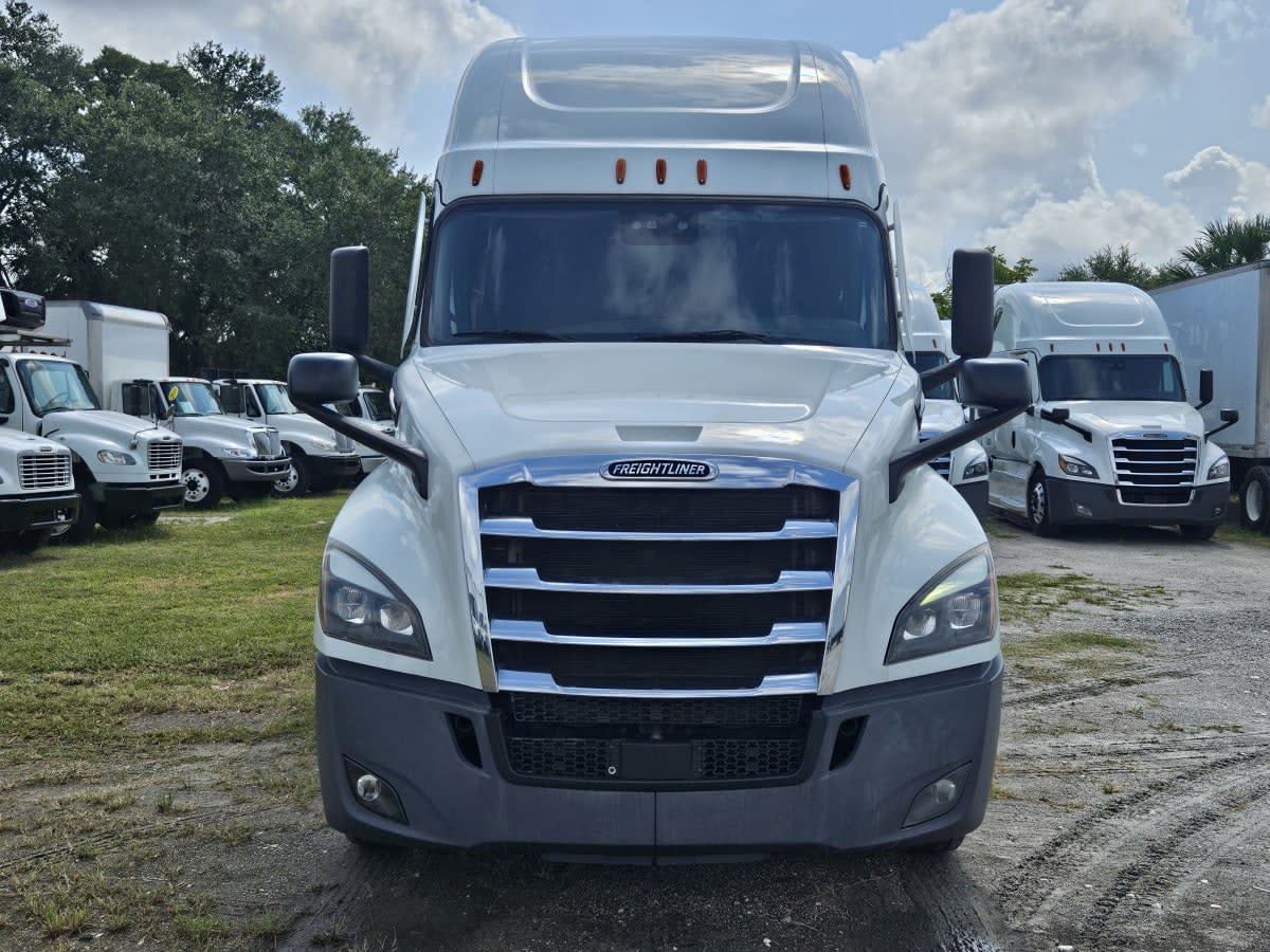 2022 Freightliner Cascadia in Orlando, FL — photo 2