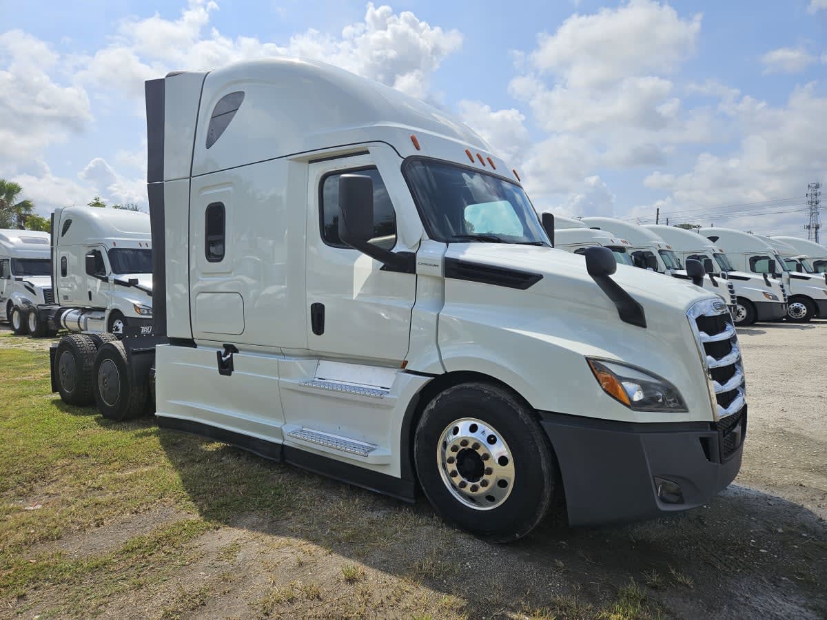 2022 Freightliner Cascadia in Orlando, FL — photo 3