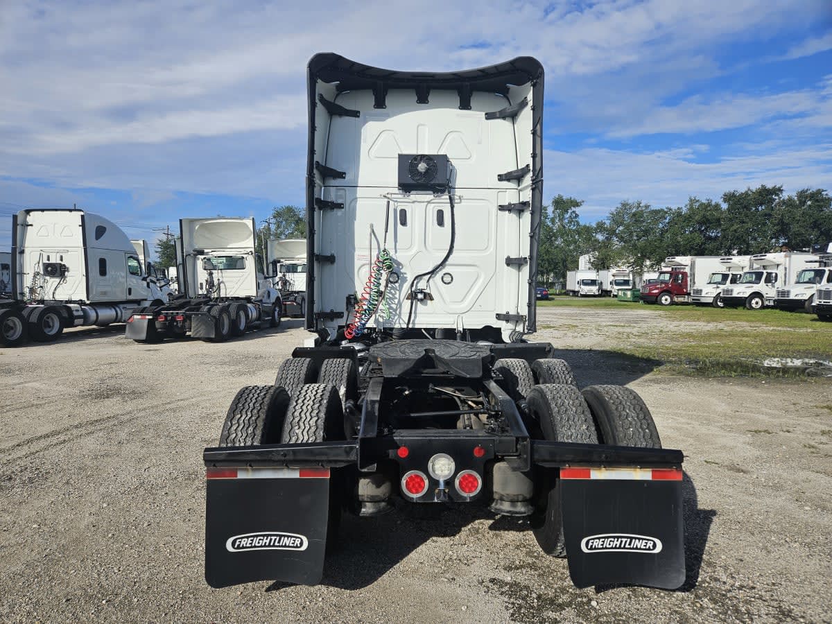2022 Freightliner Cascadia in Orlando, FL — photo 5