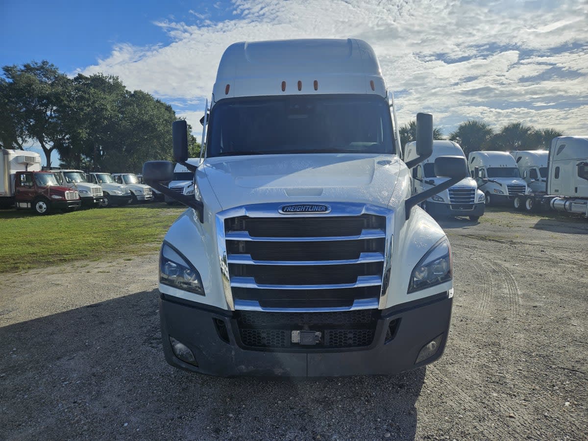 2022 Freightliner Cascadia in Orlando, FL — photo 2