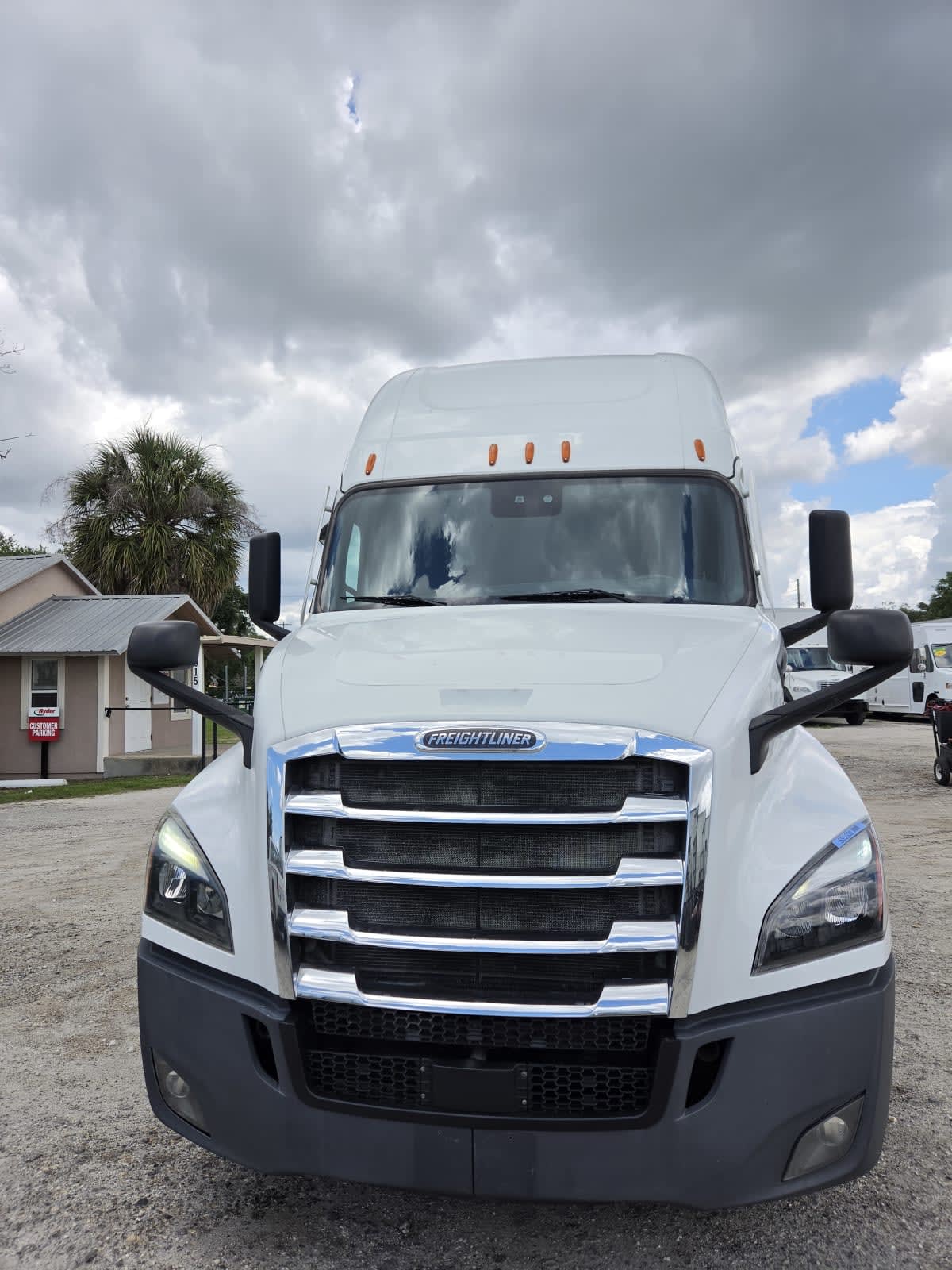 2022 Freightliner Cascadia in Orlando, FL — photo 2