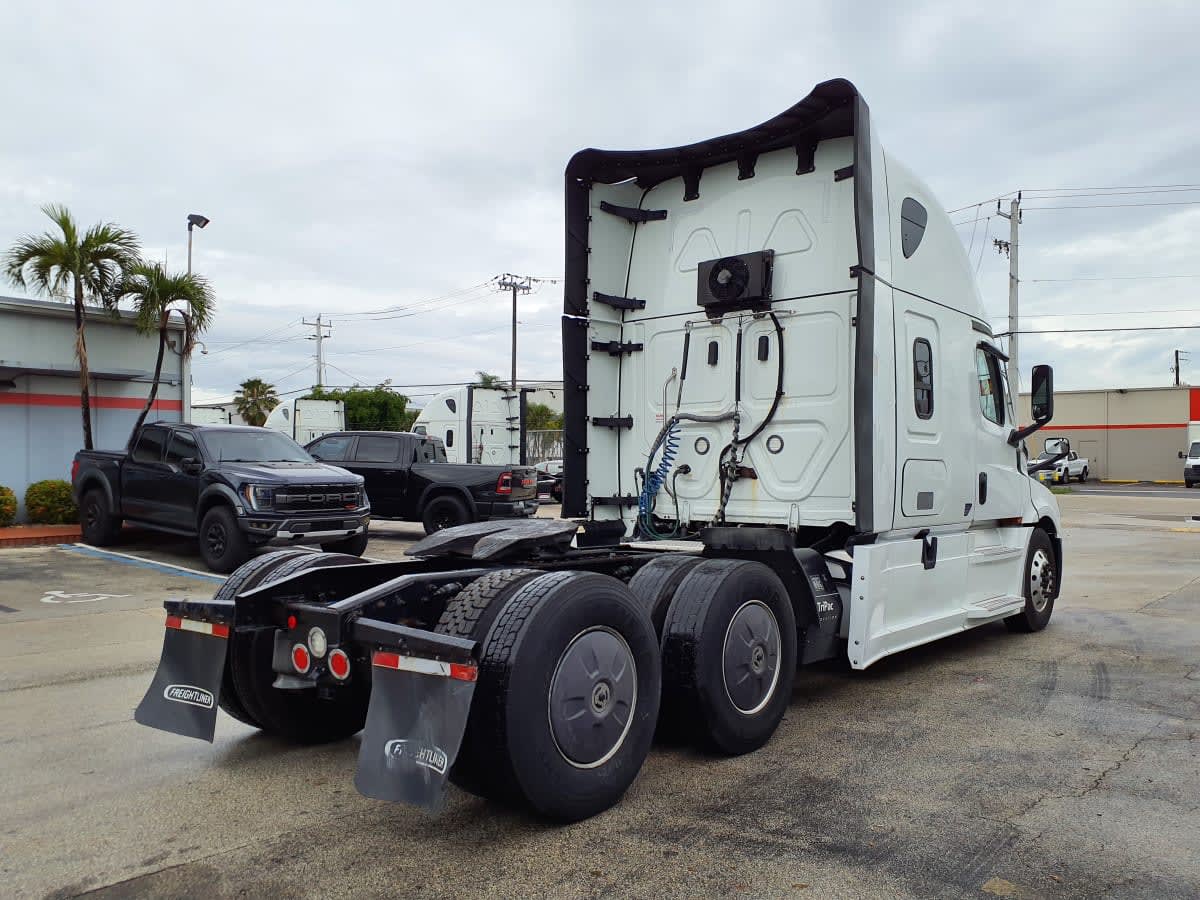 2022 Freightliner - image 4