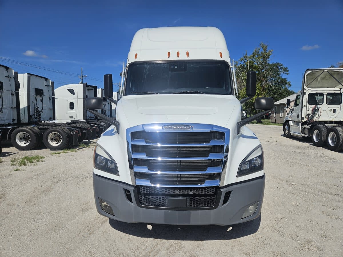 2022 Freightliner Cascadia in Orlando, FL — photo 2