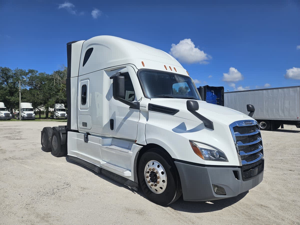 2022 Freightliner Cascadia in Orlando, FL — photo 3
