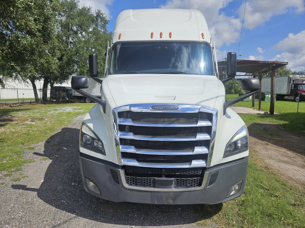 2022 Freightliner Cascadia in Orlando, FL — photo 2