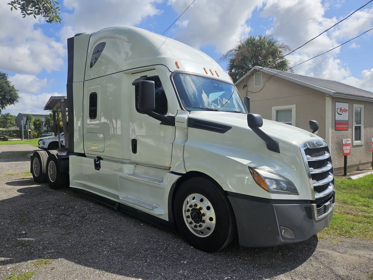 2022 Freightliner Cascadia in Orlando, FL — photo 3