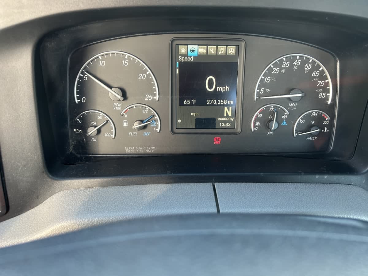 2019 Freightliner Cascadia - image 9