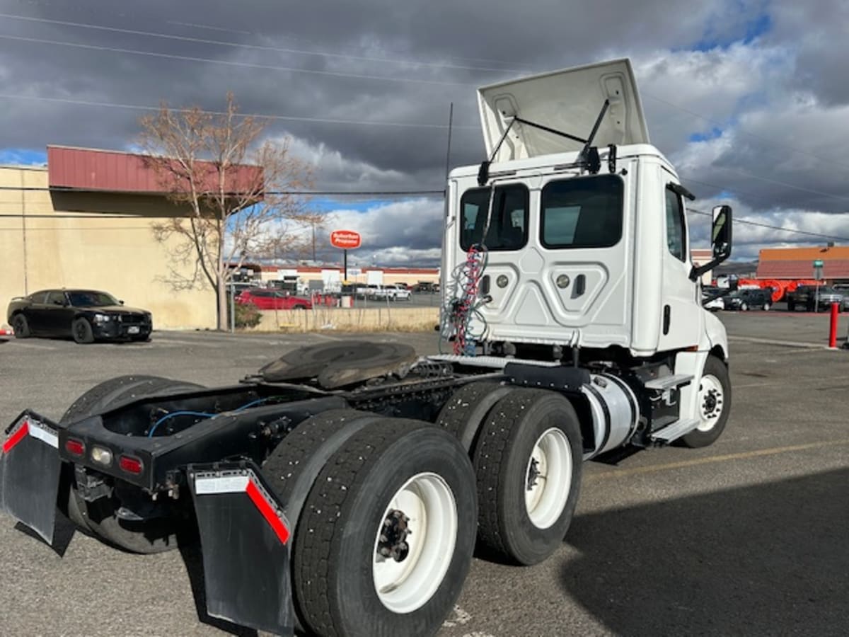 2019 Freightliner Cascadia - image 4