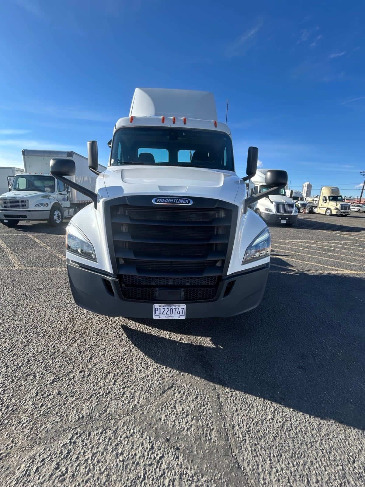 2019 Freightliner Cascadia - image 2
