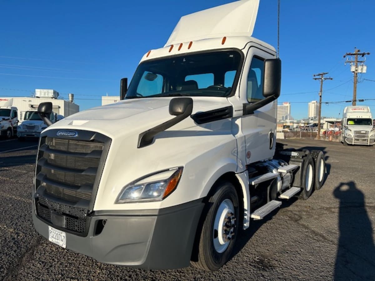 2019 Freightliner Cascadia - image 1