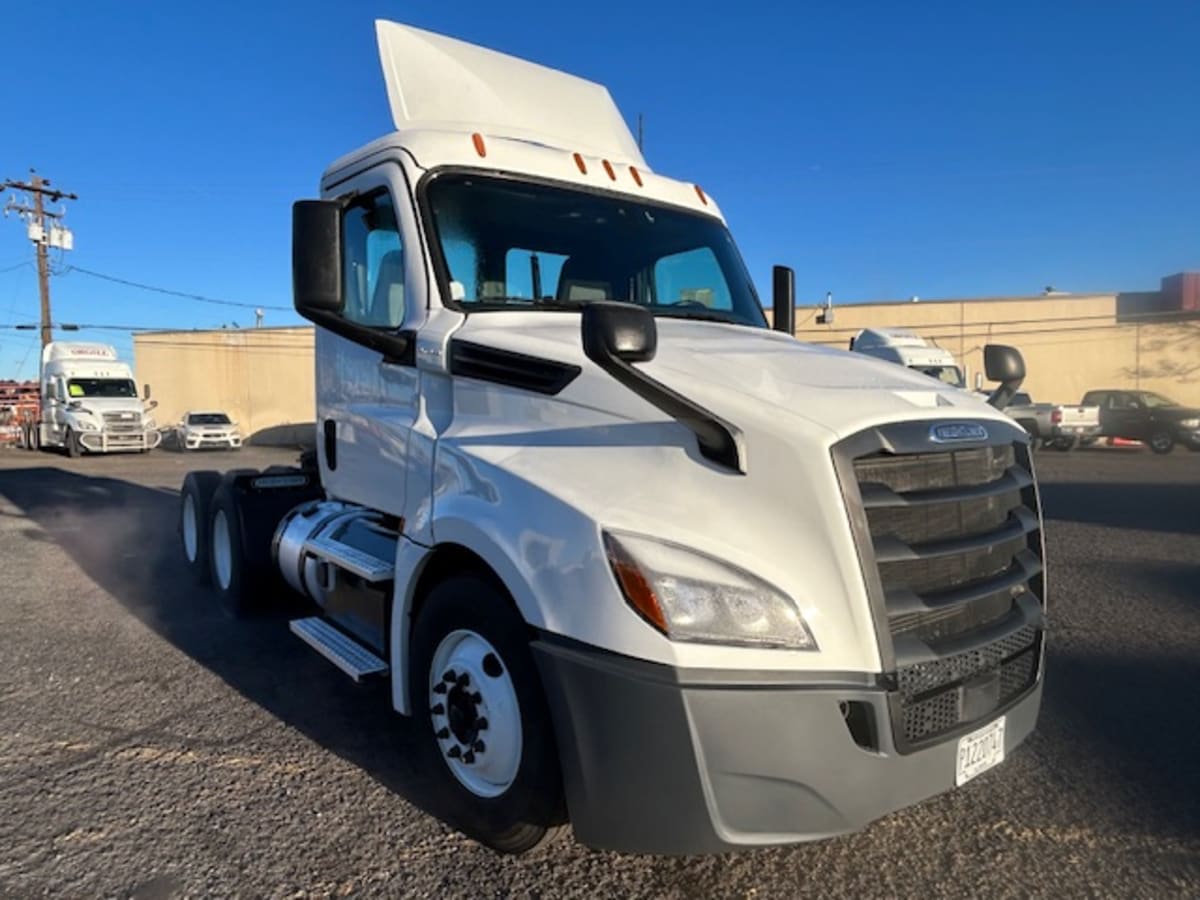 2019 Freightliner Cascadia - image 3
