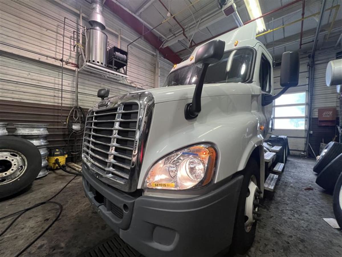 2015 Freightliner/Mercedes CASCADIA 125 587015