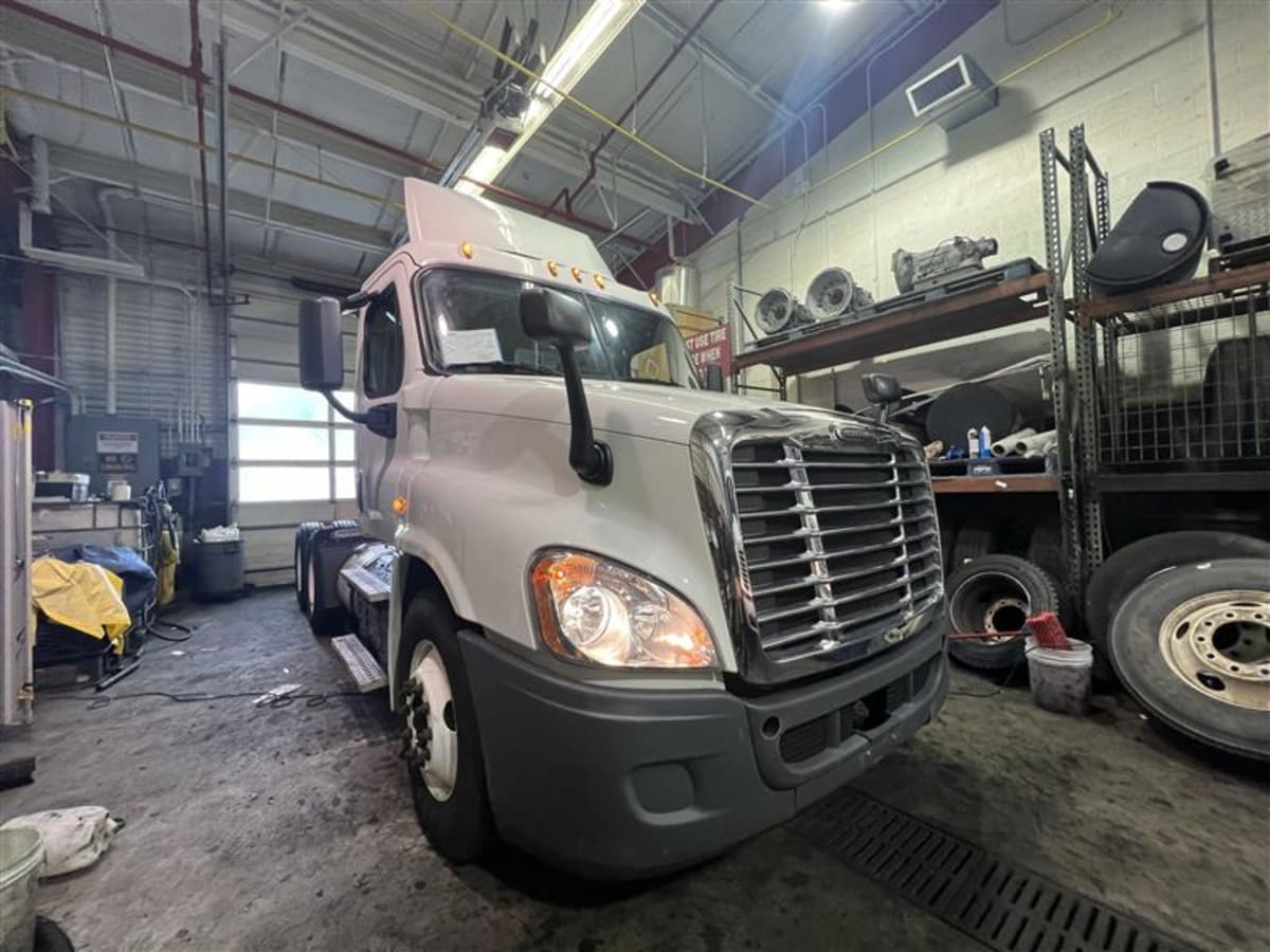 2015 Freightliner/Mercedes CASCADIA 125 587015