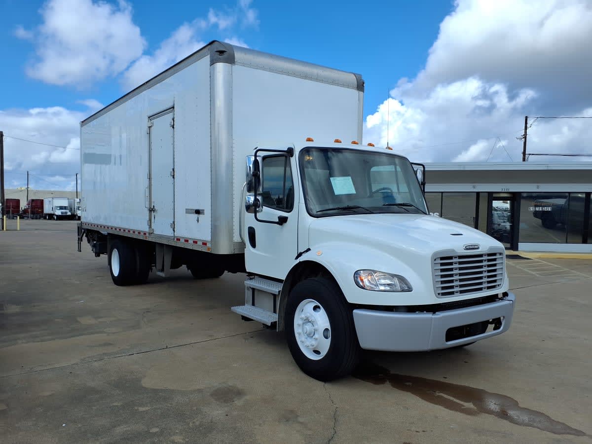 2023 Freightliner M2 106 in Dallas, TX — photo 3