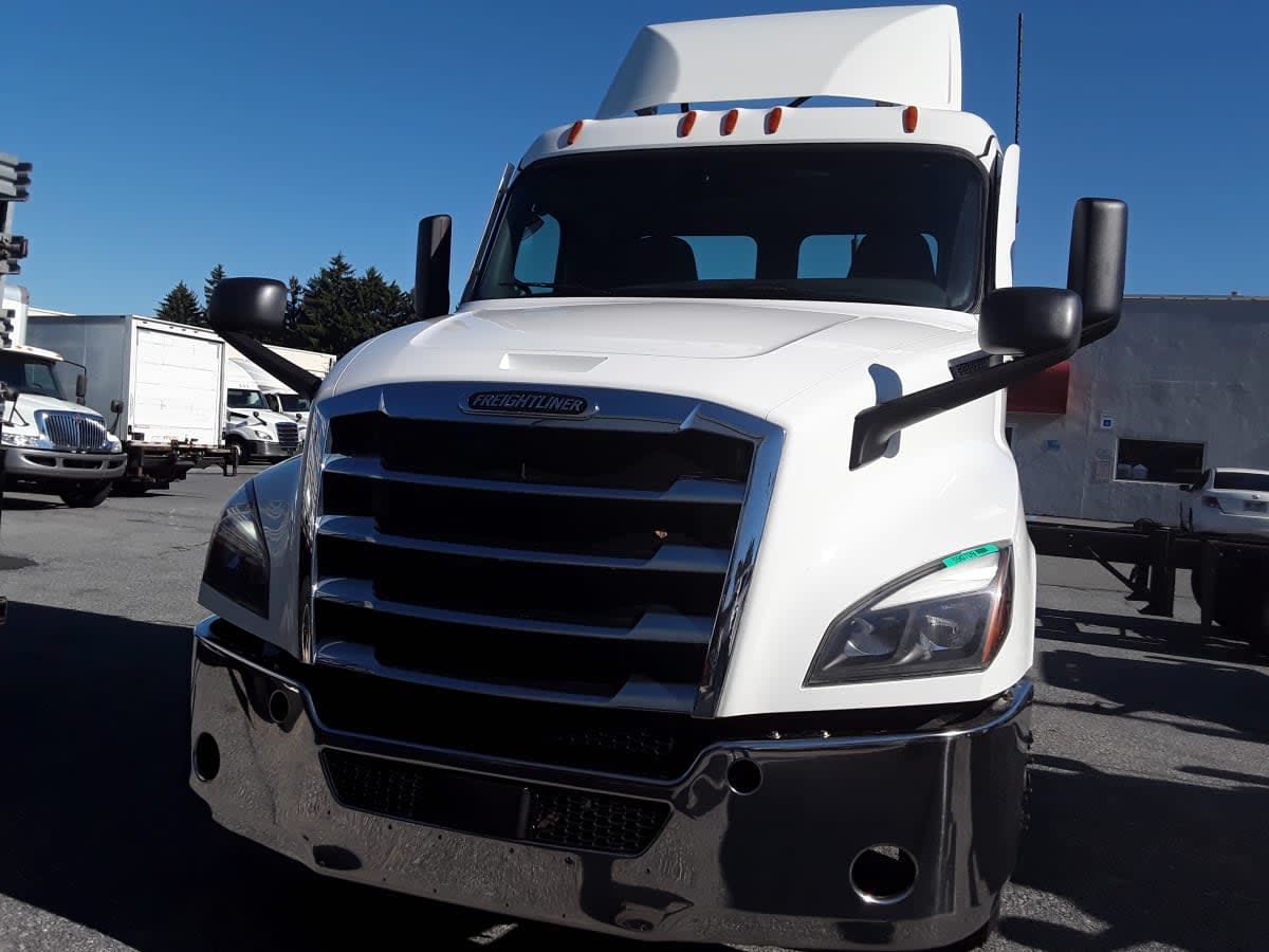 2023 Freightliner Cascadia in Allentown, PA — photo 2