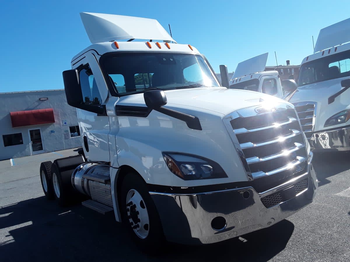 2023 Freightliner Cascadia in Allentown, PA — photo 3
