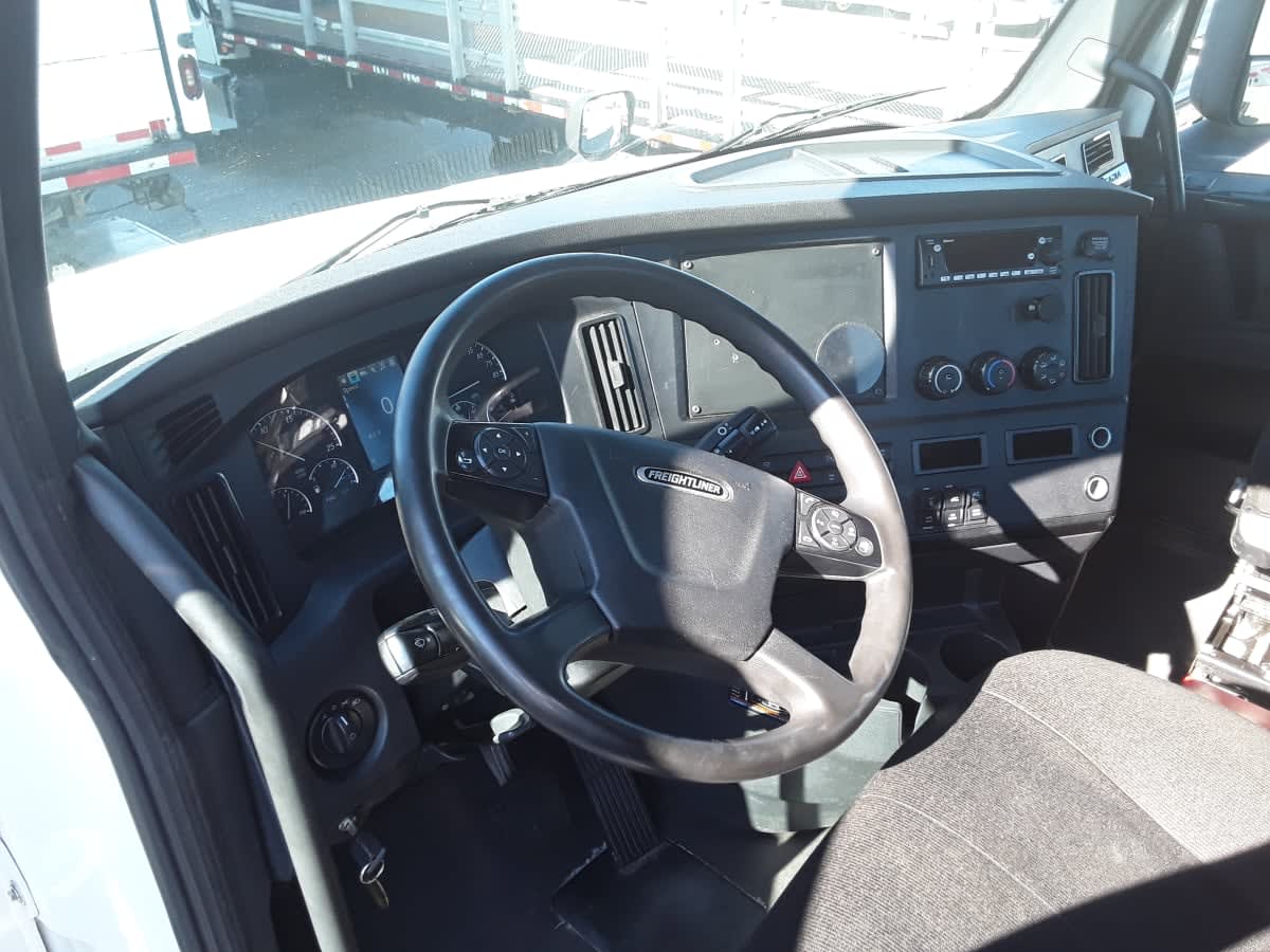 2023 Freightliner Cascadia in Allentown, PA — photo 7