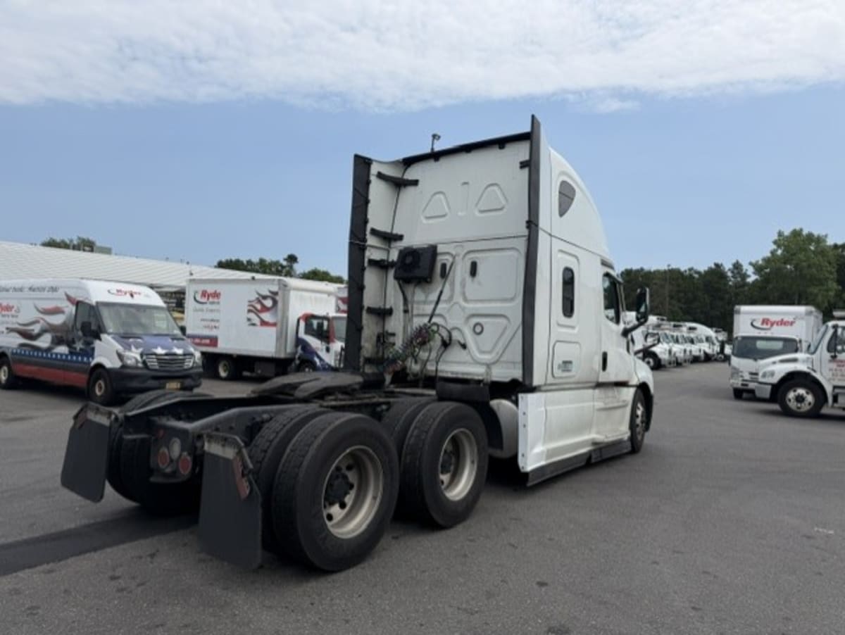 2023 Freightliner Cascadia in Farmingdale, NY — photo 4